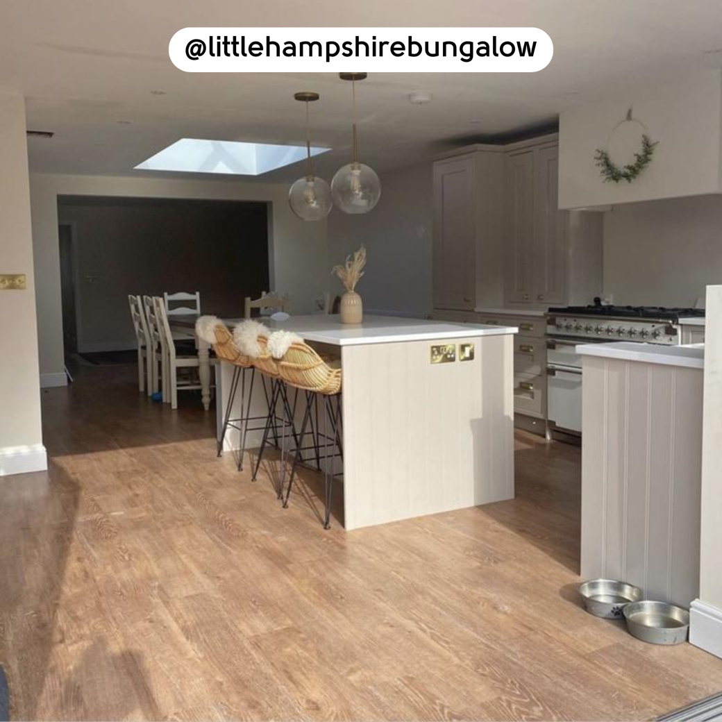 Honey Oak VGW94T floors in a kitchen; photo credit: @littlehampshirebungalow